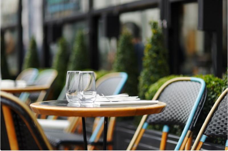 Vládní COVID opatření. Restaurace otevřely zahrádky, co vše se ještě od 17.5. změnilo?