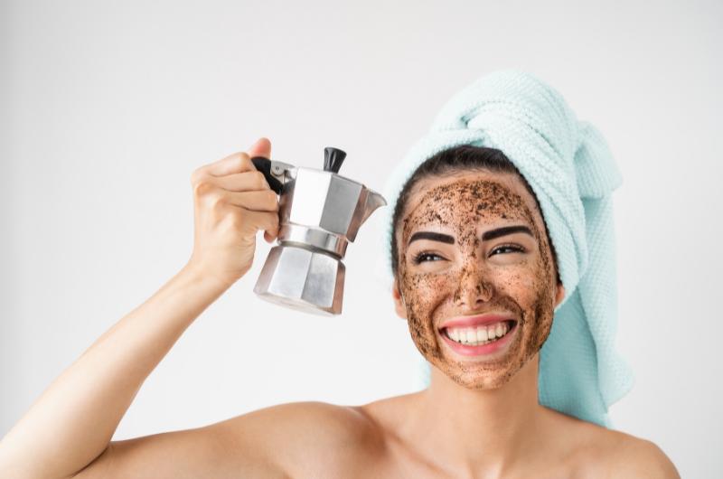 Použijte kávu pro vaši krásu! Odstraníte odumřelé buňky nebo podpoříte růst vlasů