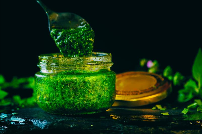 Oslňte chuťové pohárky: Recept na chřestové pesto s praženými pistáciemi