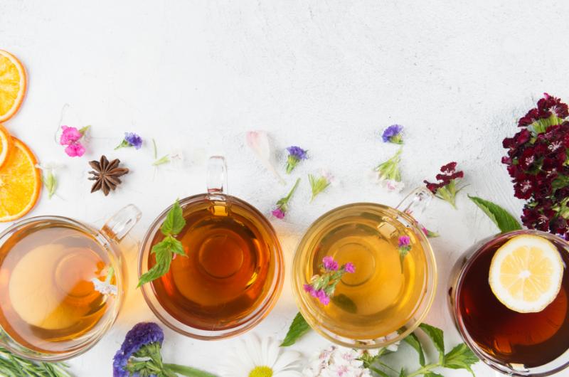 Jak jednoduše změnit chuť čaje s pomocí 7 běžných přísad