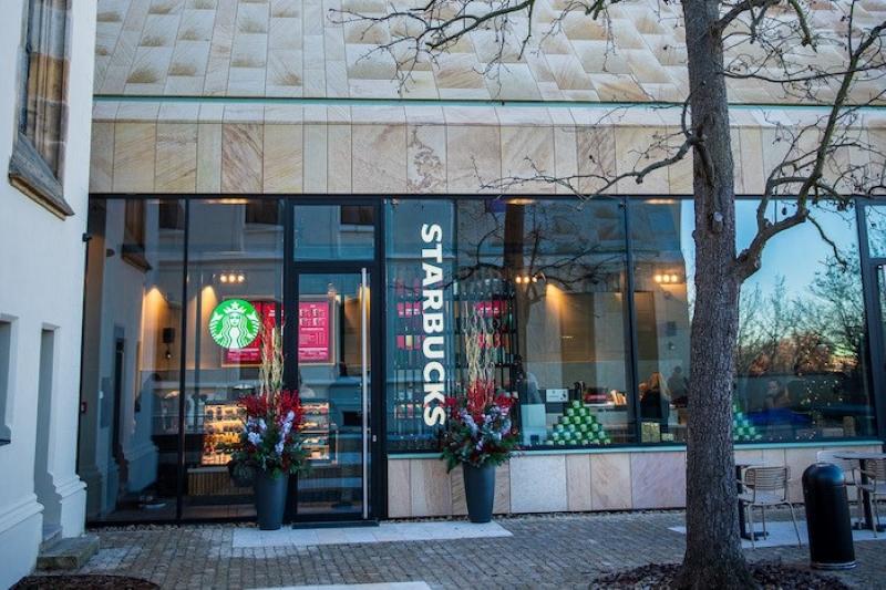 Starbucks přichází na Pražský hrad: Káva v historickém prostředí