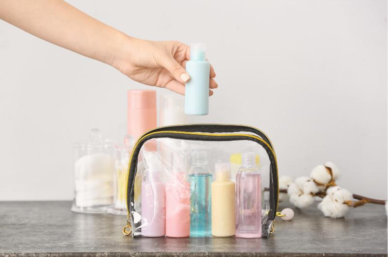 Boj proti plastu zrychluje: Konec malých šamponů a plastových sáčků se blíží