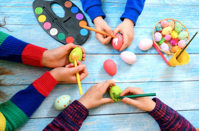  Oživte velikonoční tradici: 10 jednoduchých a kreativních technik na zdobení vajíček