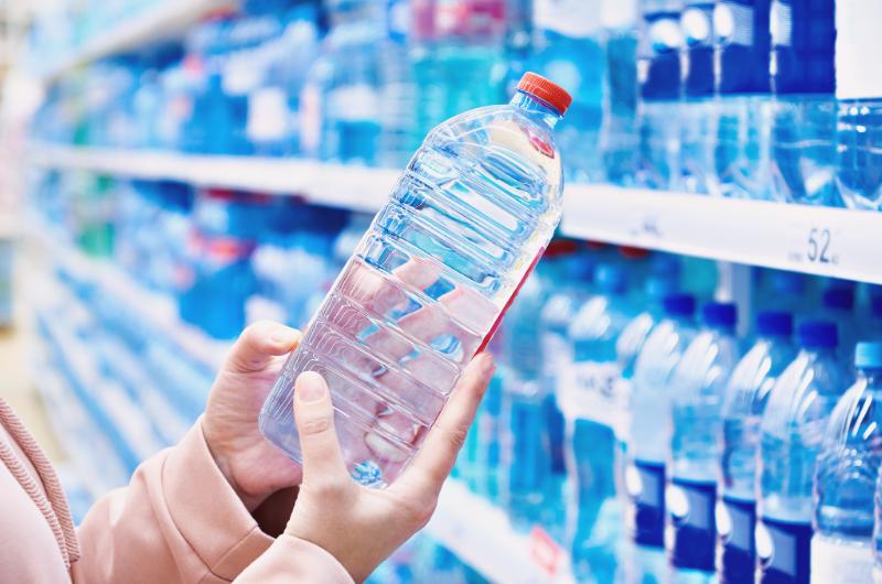 Drahé balené vody ve střetu s realitou: Kvalita již neodpovídá ceně