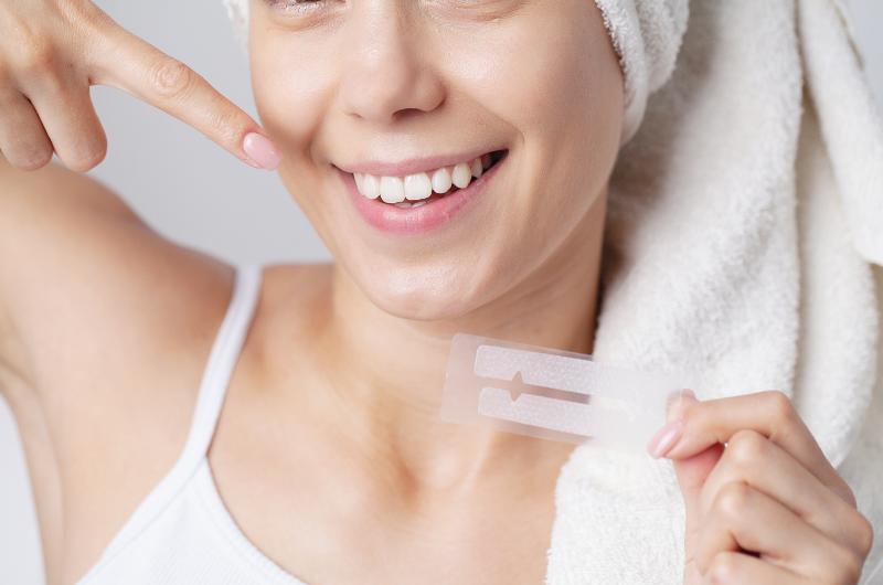 Konec skvrnám a zažloutnutí: 12 nejlepších bělicích přípravků na zuby pro zářivější úsměv