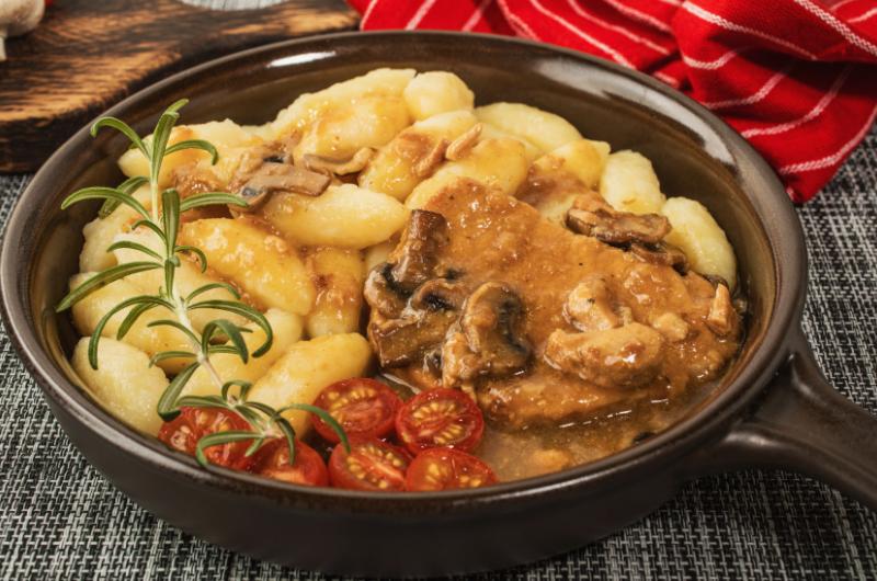 Recept na vepřové kotlety s houbami: Kombinace chutí, která vás nadchne