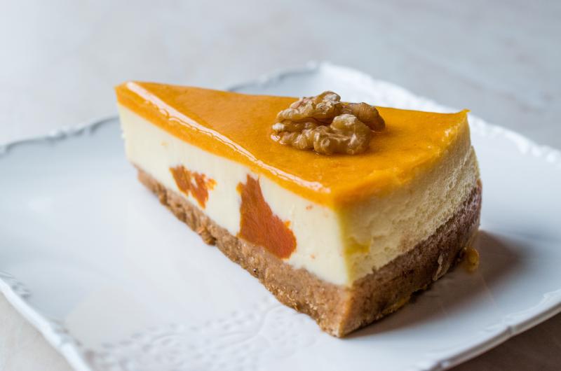 Recept na dýňový cheesecake s karamelem a ořechy