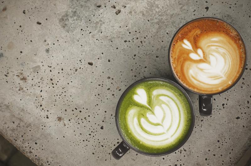 Káva vs. matcha: Který nápoj podpoří vaše zdraví lépe?