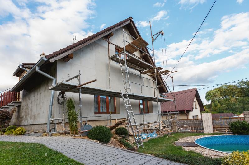 Jak proměnit starou dřevěnou chatu v moderní domek? Podívejte se, jak to udělat