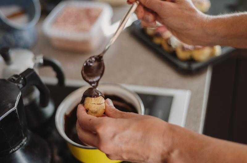 Jak vytvořit dokonalou čokoládovou polevu na cukroví? Tento recept si zamilujete!