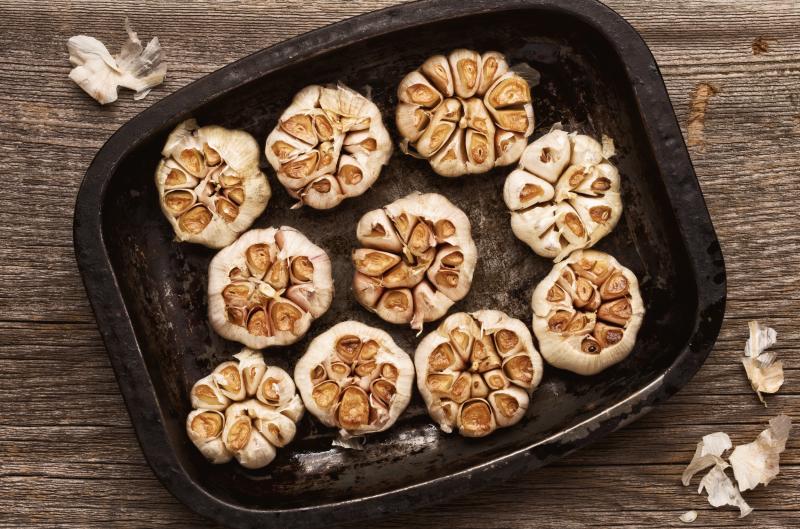 Recept na dokonalou česnekovou polévku, který začíná dobře pečeným česnekem