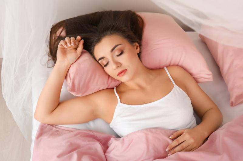 Nejhorší poloha na spaní? Způsobuje vrásky, bolesti i zdravotní rizika