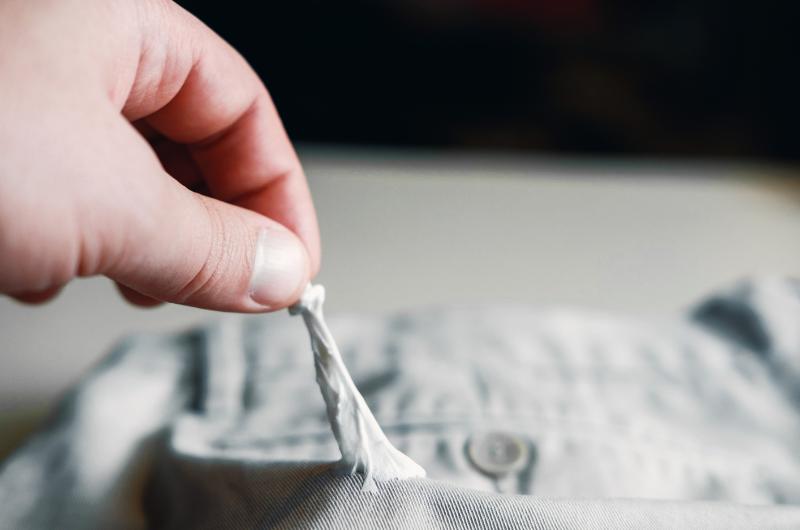 Zaschlá žvýkačka na oblečení? S těmito triky ji dostanete dolů bez poškození látky