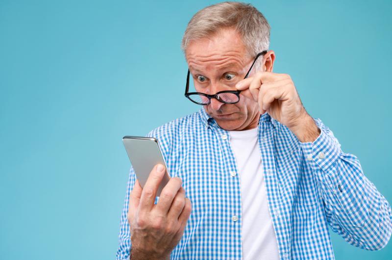 Řekl do telefonu jediné slovo – a přišel o 50 tisíc! Takhle vás může zničit AI