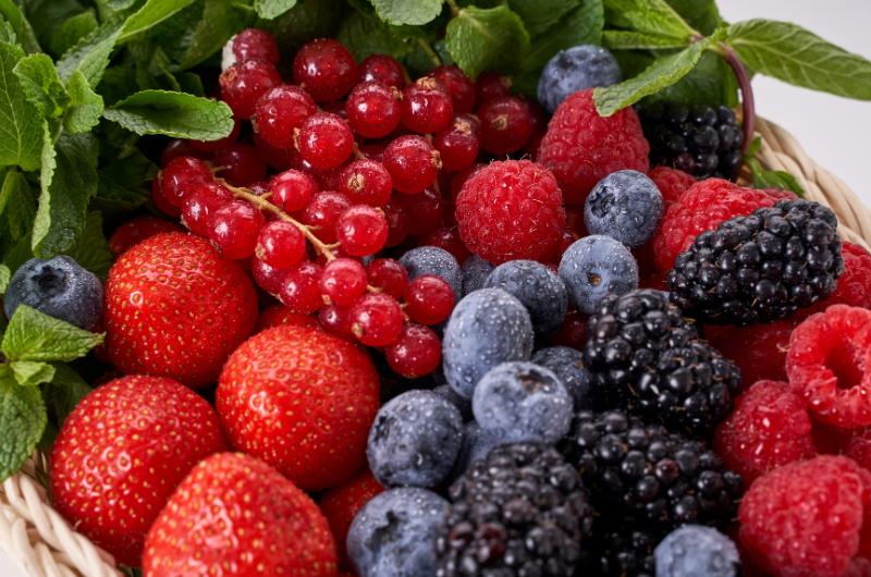 11 nejzdravějších potravin pro lidi po padesátce: Co by nemělo chybět na vašem talíři?