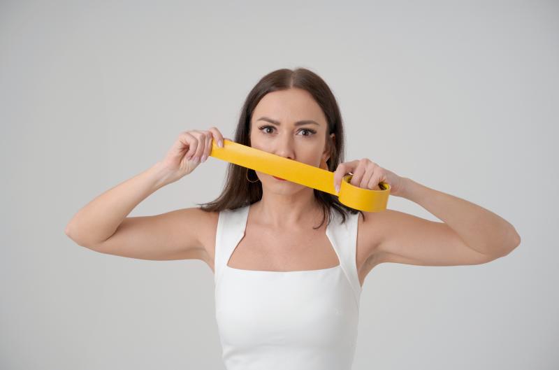 Tejpování úst při spánku? Trend ze sítí, který vám může poškodit srdce i mozek