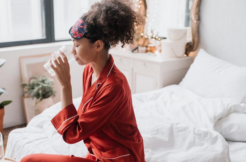 Pít vodu hned po probuzení? Zvyk, který nastartuje tělo i mozek