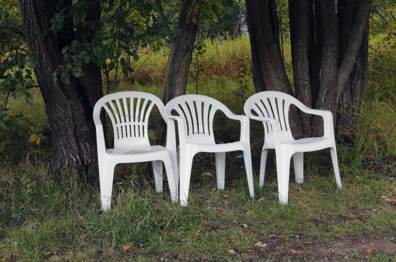 Jak čistit bílé plastové židle, aby vypadaly zase jako nové?