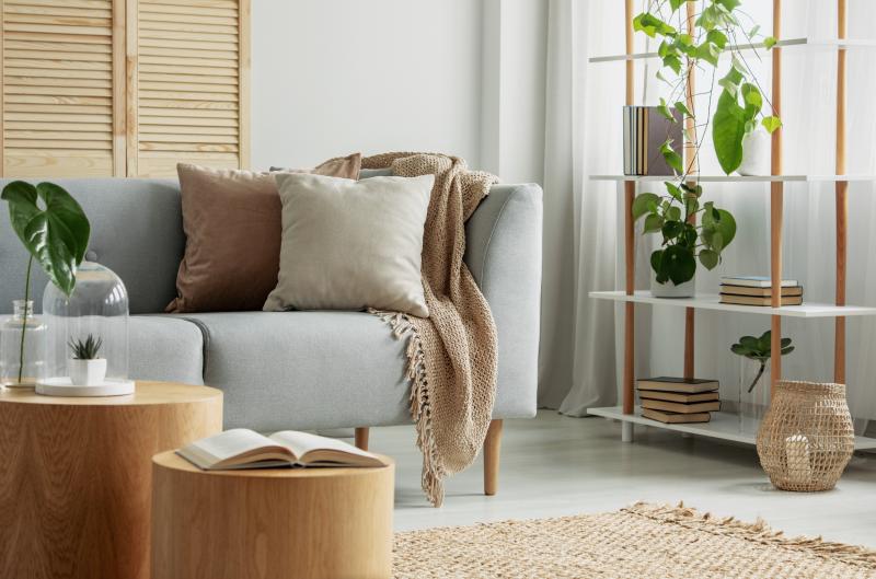 Letní trendy v dekoraci: Designéři radí, co teď letí v každé domácnosti