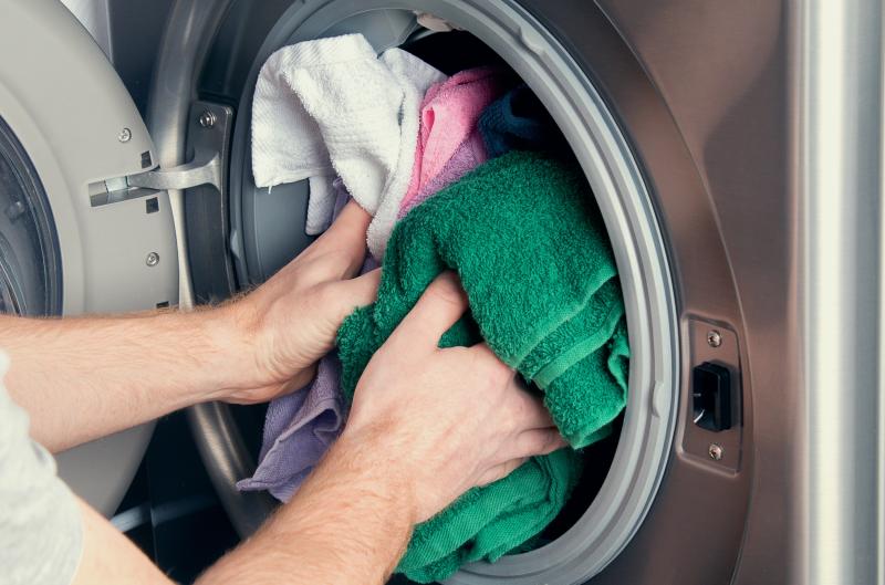 Písek v pračce: Tohle udělejte hned, než si zničíte filtr a buben