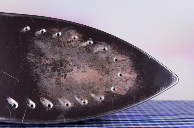 Jak vyčistit připálenou žehličku? 5 triků, díky kterým bude jako nová