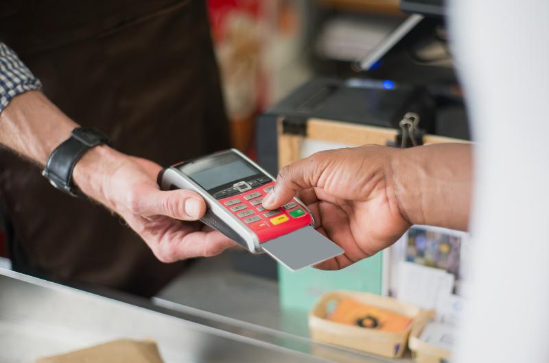 „V supermarketu mi řekla, že jsem na to už starý. Jen kvůli špatně zadanému PINu“