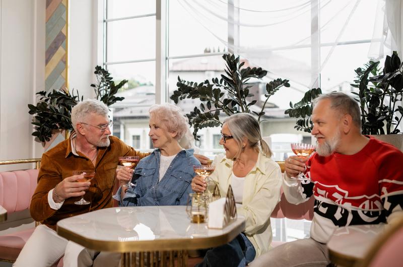 Sklenička, která škodí víc než dřív: Proč je alkohol s věkem nebezpečnější?
