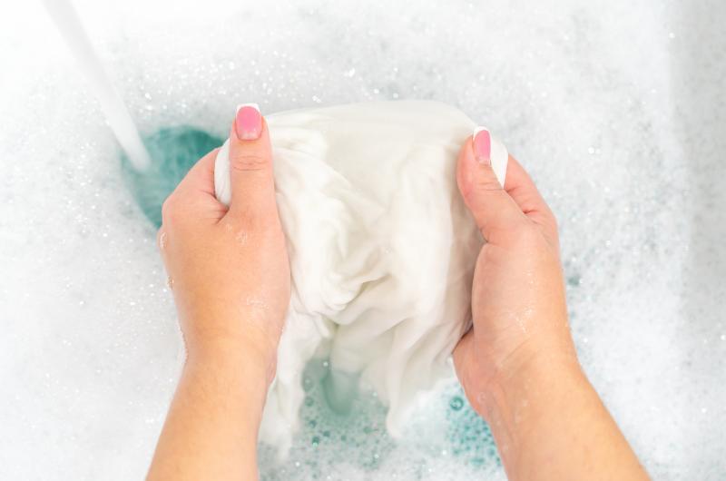 Konec šedému prádlu! Směs ze 3 obyčejných surovin z kuchyně vrátí bělost lépe než drahé bělidlo