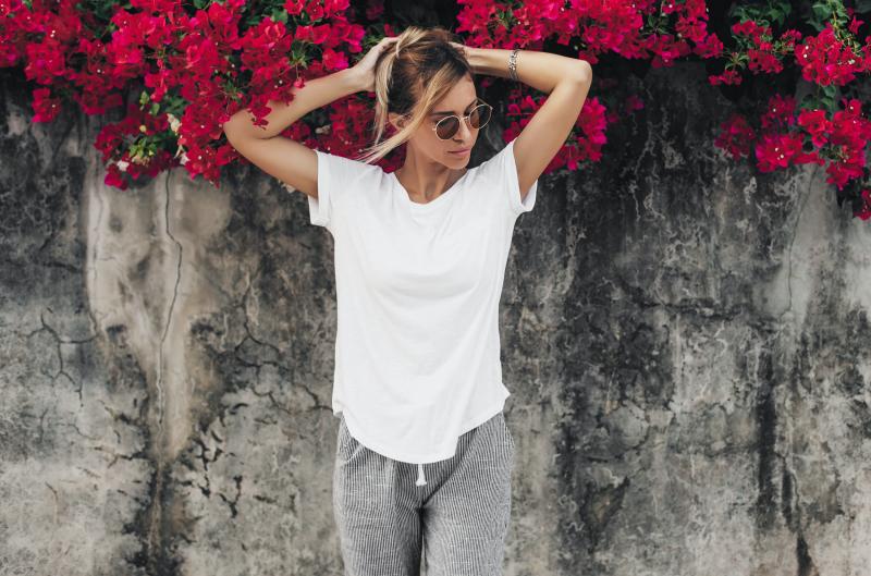 Bílé tričko jako módní zbraň: Jak ho vybrat, aby vypadalo luxusně, i když stojí pár korun