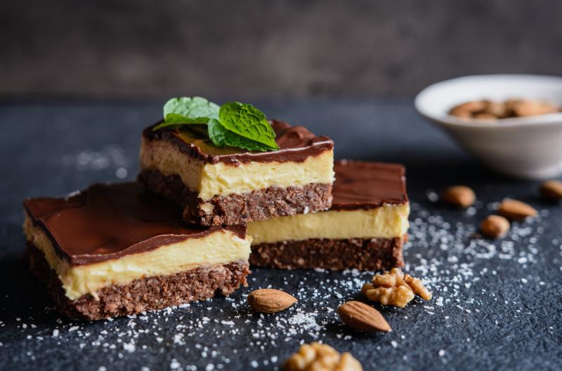 Nanaimo Bars: Recept na nepečený kanadský třívrstvý dezert s kokosem a čokoládou