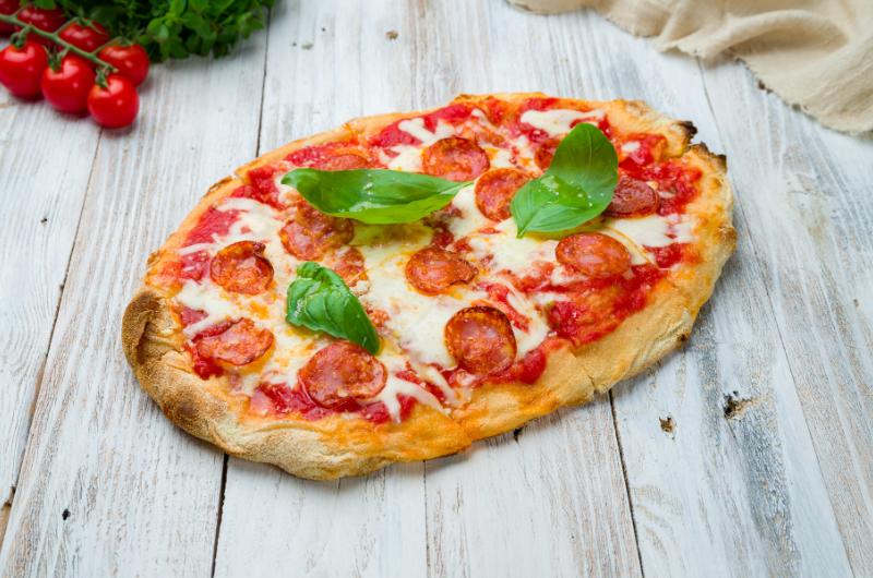 Italská pinsa marinara: nadýchané těsto a rajčatová omáčka v hlavní roli