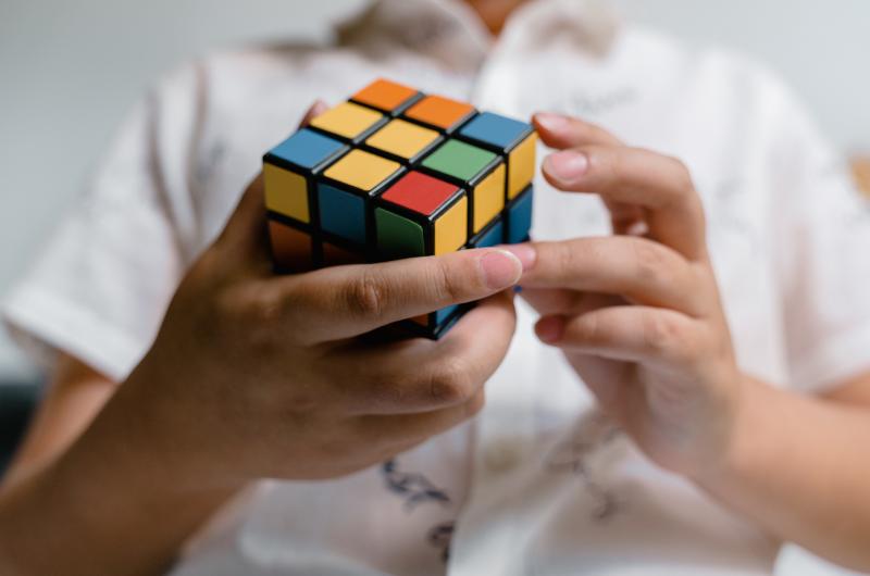 5 návyků, které potichu otupují vaši inteligenci. Děláte je taky?
