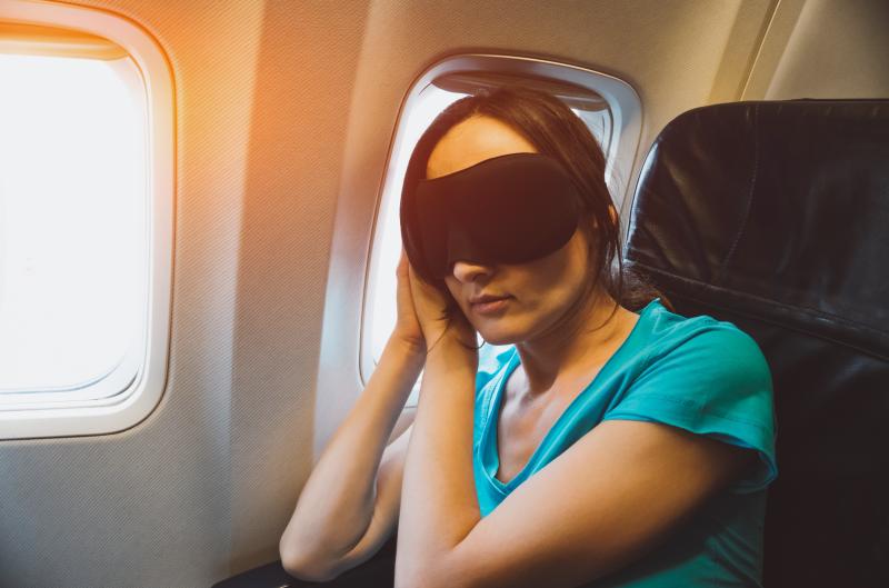 Spánek na cestách: Jak předejít jet lagu díky světlu, rutině a chytrým tipům