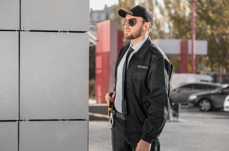 Ponižující kontroly a sledování: Kdy ochranka překračuje hranice?