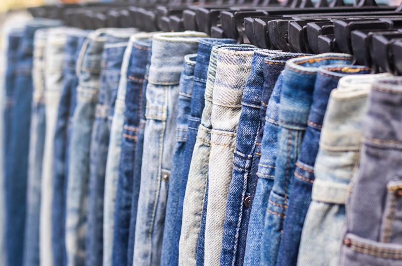 Zapomeňte na skinny i široké kalhoty: Tento džínový střih ovládne podzim 2025