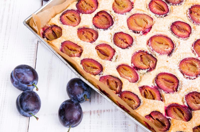 Švestkový koláč na plech: vláčná klasika, která voní po domově