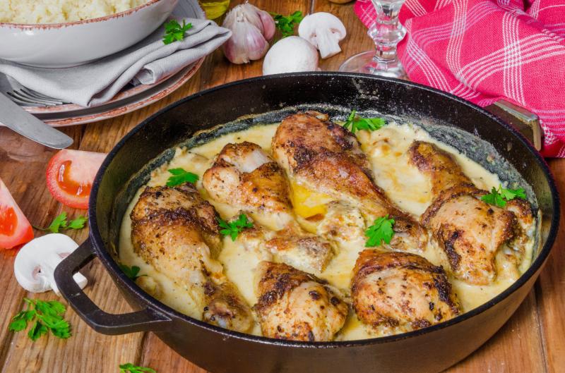 Recept na kuřecí stehna na česneku a bylinkách s jemnou krémovou omáčkou