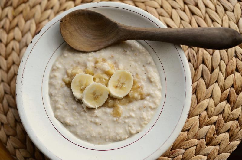 Dětská klasika v moderním kabátě: Krupicová kaše s oříškovým máslem a banánem