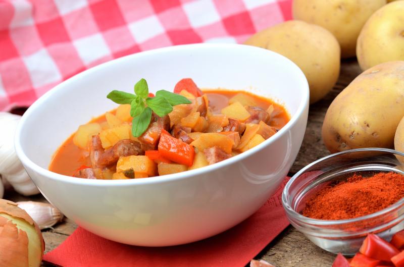 Domácí buřtguláš na černém pivu: Tajemství dokonalé chuti