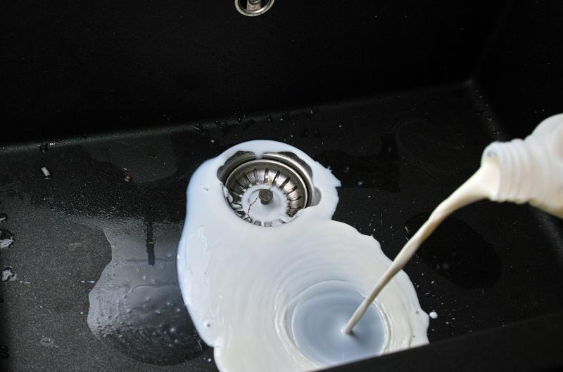 Toto nikdy nelijte do dřezu. Tímhle si ničí domov tisíce Čechů každý den