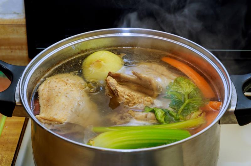 S pokličkou nebo bez? Překvapivá pravda o vaření vývaru