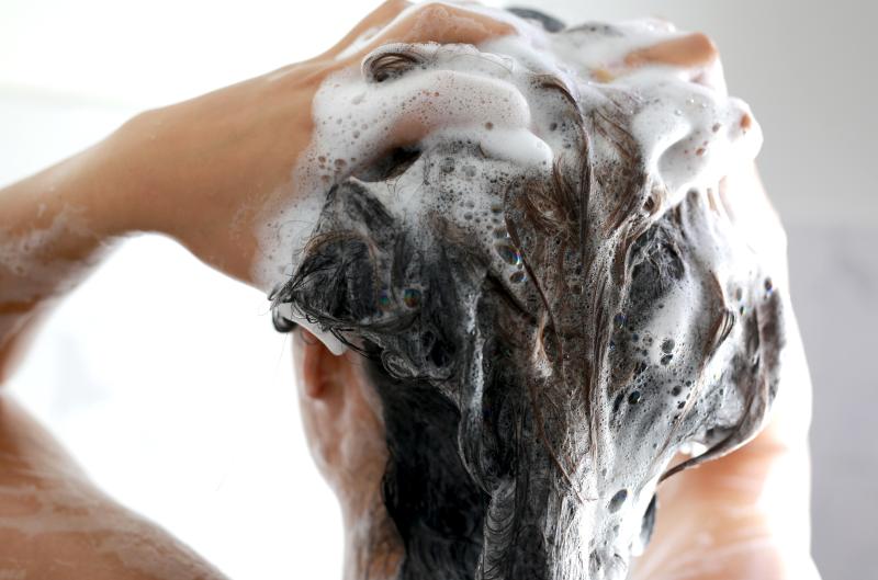 Nejčastější chyby při mytí vlasů: Tyto návyky ničí jejich kvalitu i lesk