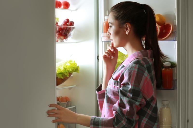 Noční jídlo: Kdy tělo opravdu potřebuje energii a kdy vás sabotuje