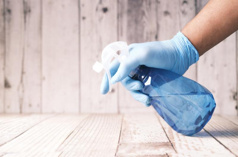 Uklízečky přísahají na tento sprej: Domácí recept, po kterém se prach nevrací!