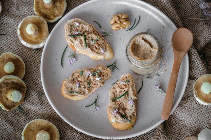 Paštika z kuřecích jater s houbami a šalotkou: Domácí delikatesa za pár minut