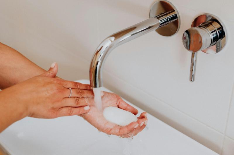 Sdílíte doma jedno mýdlo? Pravda o tom, co se na něm opravdu usazuje, vás nemusí potěšit