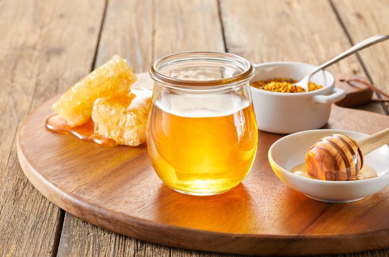 Pomáhá med při zánětech střev? Skutečná fakta versus zažité mýty