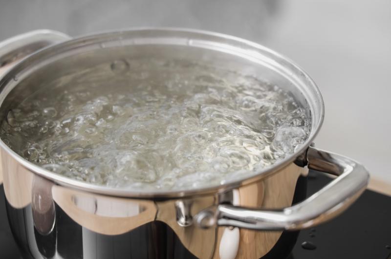 Tohle dělá většina lidí po vaření. Instalatéři varují: škody mohou být obrovské