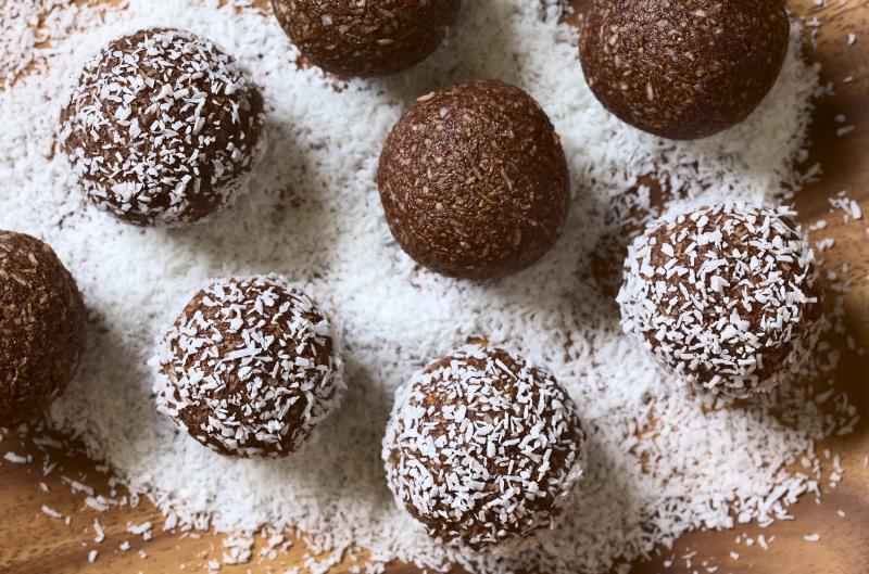 Dochází vám čas? Tyto nepečené vánoční kuličky z piškotů máte hotové do 10 minut