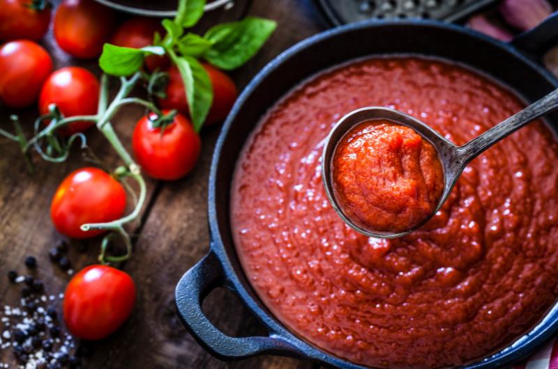 Rajčatová omáčka kyselá tak, že se nedá jíst? Tento babiččin trik ji zachrání během minuty